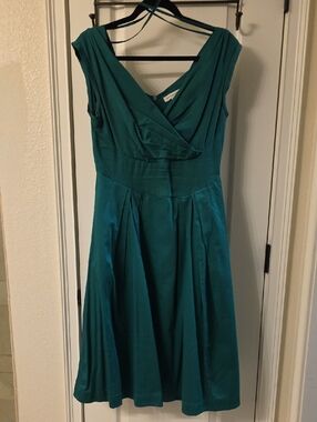 Unique Vintage Green V-Neck Pleated Fit & Flare Dress W/ Pockets